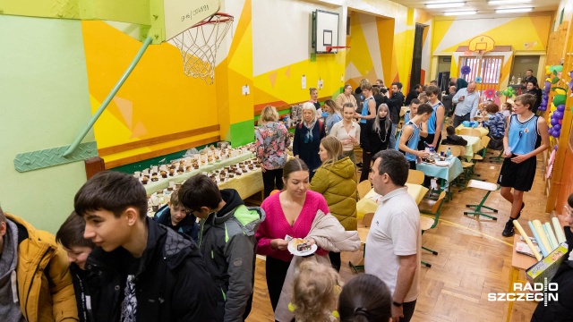 Kiermasz książek, pchli targ, malowanie twarzy czy spotkanie z alpakami - to tylko niektóre z atrakcji Wielkiej Imprezy Charytatywnej zorganizowanej przez społeczność Szkoły Podstawowej nr 16 na szczecińskich Gumieńcach.