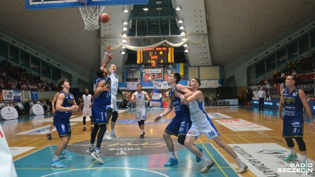 Nie pomogła niemal pełna hala kibiców - koszykarze Sensation Kotwicy przegrali kolejny mecz w Suzuki 1. lidze.