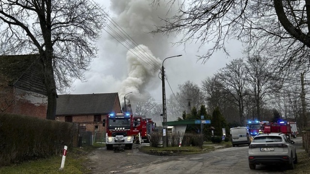 Trwa akcja gaszenia pożaru w miejscowości Byszyno w powiecie Białogardzkim. Płonie budynek gospodarczy, w którym znajduje się samochód osobowy.