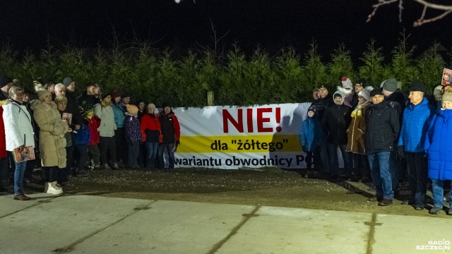 Mieszkańcy Polic protestują przeciwko zatwierdzeniu tzw. żółtego wariantu obwodnicy miasta. To przyszła droga dojazdowa do Zachodniej Obwodnicy Szczecina, której przebieg zaproponował burmistrz Władysław Diakun.