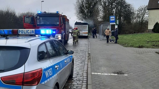 Pożar autobusu komunikacji miejskiej w Szczecinie. Zapalił się pojazd na przystanku na Szosie Polskiej.