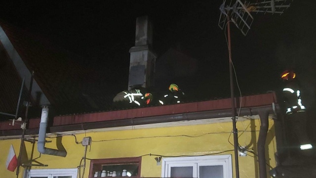 Wieczorny pożar poddasza w Czaplinku - na miejscu były trzy zastępy strażaków z Czaplinka i Drawska Pomorskiego.