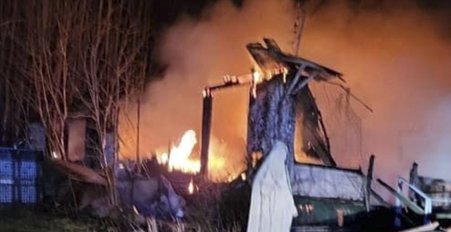 Pożar drewnianego domu w Świeszewe pod Gryficami - jedna osoba jest poszkodowana.