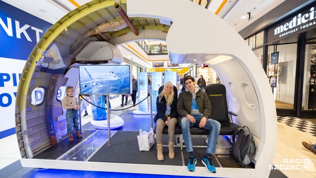 Wejdź do kokpitu i chwyć za stery helikoptera - takie atrakcje czekają na odwiedzających Galerię Kaskada w ramach interaktywnej wystawy Marzenia o lataniu.