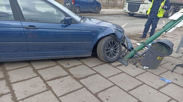 Ulica Dmowskiego przy Dino w Podjuchach. Auto wjechało tam w przystanek autobusowy przy sklepie Dino.