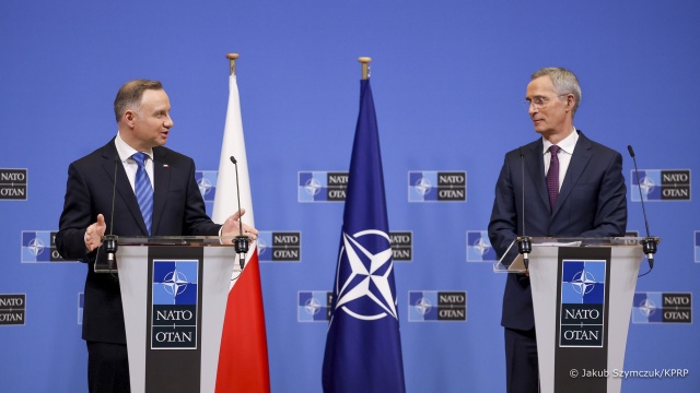 Sekretarz generalny Sojuszu Jens Stoltenberg po spotkaniu z prezydentem Polski Andrzejem Dudą zadeklarował, że NATO będzie bronić każdego centymetra terytorium Polski i całego terytorium Sojuszu Północnoatlantyckiego.