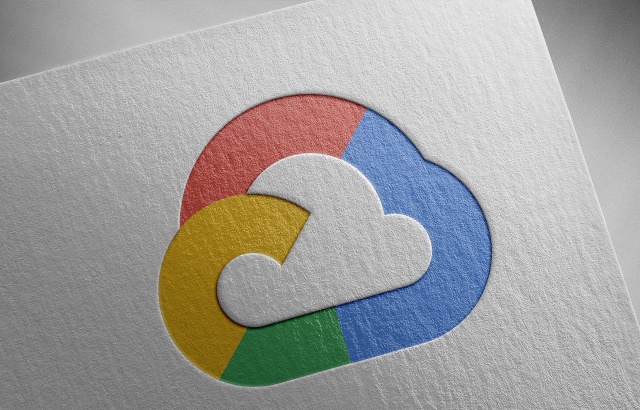 Google Cloud to zestaw usług chmurowych, dzięki którym uruchomisz każdy system informatyczny. Czy będzie to prosta strona internetowa, system samodzielnego zamawiania jedzenia w globalnej sieci restauracji, czy też usługa wspierająca pracę kurierów, GCP zapewnia Ci infrastrukturę i elastyczne możliwości tworzenia własnych, efektywnych aplikacji chmurowych. Poniżej przedstawiamy sześć rzeczy, które musisz wiedzieć, zanim przesiądziesz się na Google Cloud Platform.