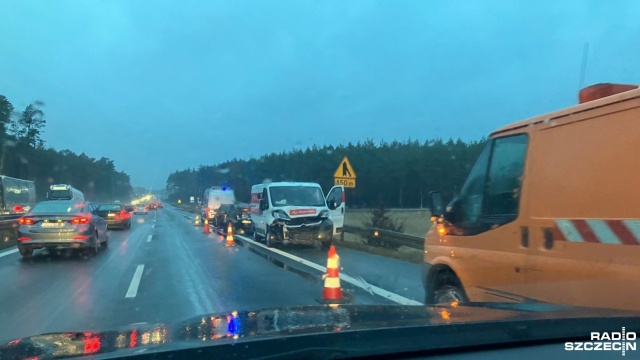 Służby udrożniły już częściowo przejazd drogą S3, na wysokości węzła Goleniów Południe. Po godzinie 15:00 doszło tam do zderzenia dwóch samochodów - dostawczego i osobowego.