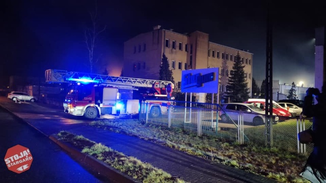 Trwa wyjaśnianie przyczyn i liczenie strat po pożarze hali przy ul. Cieplnej w Stargardzie. Znajdowały się tam materiały do produkcji opon.