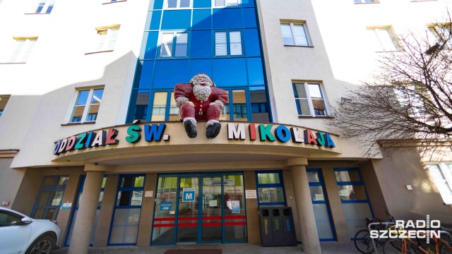 Jest obdrapany, schodzi z niego farba i na razie nie ma pomysłu jak go wymienić - to św. Mikołaj, który siedzi na dachu kliniki szpitala przy Unii Lubelskiej w Szczecinie.