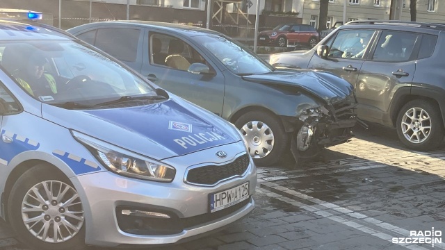 Utrudnienia na ulicach Szczecina - mamy kolizję na skrzyżowaniu alei Jana Pawła II z ulicą Niedziałkowskiego.