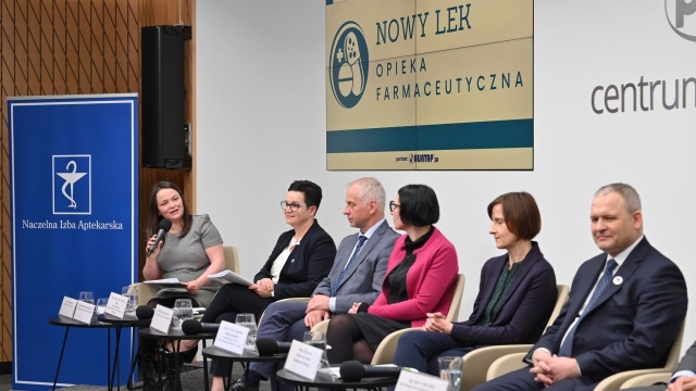 Pacjenci, którzy otrzymają receptę lekarską na lek zlecony po raz pierwszy w chorobie przewlekłej będą mogli skorzystać z usługi Nowy Lek w ramach opieki farmaceutycznej. O tej nowej usłudze poinformowali przedstawiciele Naczelnej Rady Aptekarskiej na konferencji prasowej w Warszawie.