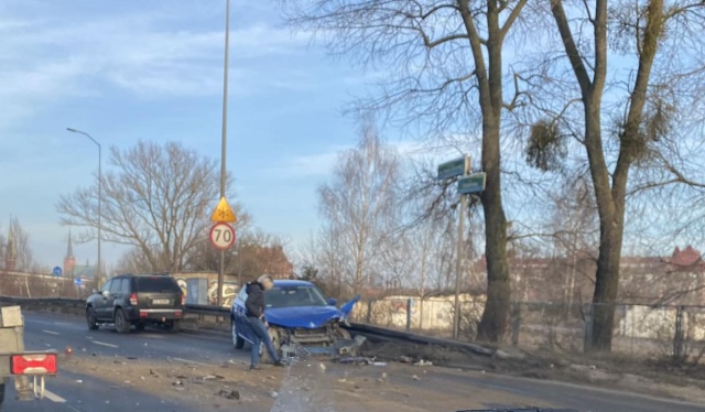 Kolizja na ulicy Gdańskiej w Szczecinie. W okolicach grzybka Baltony rozbity samochód osobowy blokuje obecnie dwa pasy ruchu.