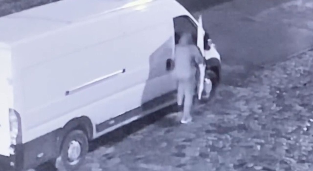 Firma ogrodnicza Miksza Ogrody ze Szczecina szuka złodzieja. Kilka dni temu ktoś ukradł samochód potrzebny do pracy. Za pomoc wyznaczyła nagrodę.