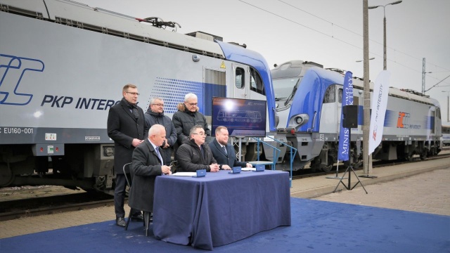 Spółka PKP Intercity kupi 20 nowych lokomotyw elektrycznych wyprodukowanych przez polską firmę NEWAG. Umowę w tej sprawie podpisano w Warszawie. Wartość podpisanego kontraktu to pół miliarda złotych.
