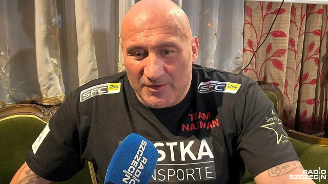Marcin Najman stał się bardziej odporny... Nie chodzi jednak o ciosy, ale o żart na własny temat. Po ponad dekadzie polski pięściarz, kick-bokser oraz zawodnik freak fight zapewnia, że dowcip o tym, jak zamawia drinka w barze już go nie rusza.