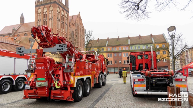 Pięć nowoczesnych wozów strażackich trafiło do Komendy Powiatowej Państwowej Straży Pożarnej w Stargardzie. Uroczyste przekazanie pojazdów odbyło się na Rynku Staromiejskim.