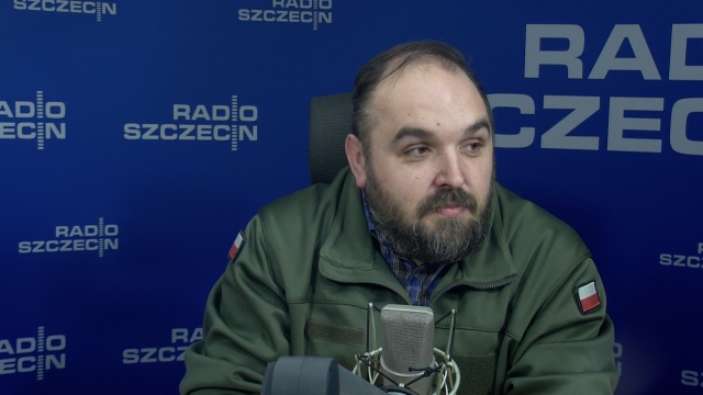 Przyznaje, że jest trudno, ale wolontariusze się nie poddają. Tomasz Sawicki, prezes Stowarzyszenia Paczka dla Bohatera zaprasza na Wielki Kiermasz Charytatywny.