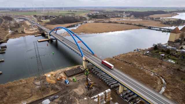 Budowa drogi szybkiego ruchu S3 w naszym regionie wchodzi w najtrudniejsza fazę. Na odcinku między Świnoujściem, a miejscowością Dargobądz powstać muszą cztery węzły drogowe, dziesięć wiaduktów, dwie estakady, kładka dla pieszych oraz przejścia i przepusty dla zwierząt - mówi Łukasz Lendner z Generalnej Dyrekcji Dróg Krajowych i Autostrad w Szczecinie.