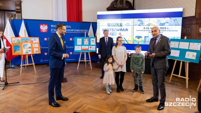 To przepełnione emocjami rysunki, pokazujące jak dzieci z Ukrainy, które zamieszkały w Szczecinie zmieniły się w ciągu roku. W Zachodniopomorskim Urzędzie Wojewódzkim do zobaczenia wystawa Wojna wymalowana kredką - rok po... To kilkadziesiąt prac przygotowanych przez najmłodszych uchodźców wojennych.