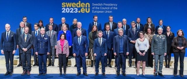 Unia Europejska przeznaczy dwa miliardy euro na amunicję dla Ukrainy, która potrzebuje jej natychmiast do walki z rosyjskim najeźdźcą. Tak ustalili ministrowie obrony unijnych krajów na spotkaniu w Sztokholmie.