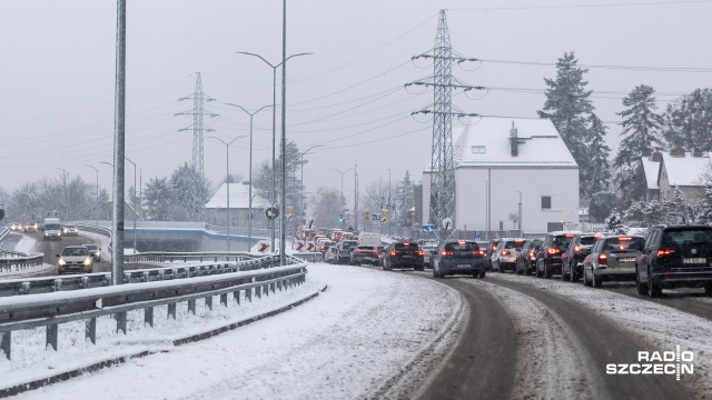 51 pługosolarek, 22 solarki i 9 pługów wyjechało na drogi województwa - informuje Generalna Dyrekcja Dróg Krajowych i Autostrad w Szczecinie.