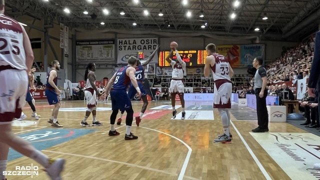 Szczecinianie pokonali na wyjeździe PGE Spójnię Stargard 88:81 w Energa Basket Lidze.