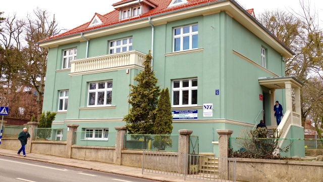 Zabytkowa willa Szpitala Wojskowego w Szczecinie odzyskała blask. To budynek przy ulicy Piotra Skargi, w którym działa przychodnia stomatologiczna.