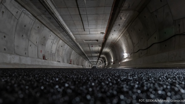 Połowa tunelu w Świnoujściu ma już nową nawierzchnię. A przynajmniej jej pierwszą warstwę. Jak to wygląda - pokazuje Generalna Dyrekcja Dróg Krajowych i Autostrad w Szczecinie.