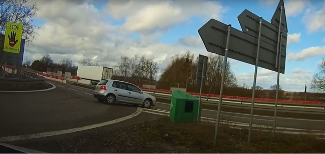 Tablice drogowe Stop Zły Kierunek sprawdzają się. Dowodzi tego filmik, który nagrał jeden z pracowników Generalnej Dyrekcji Dróg Krajowych i Autostrad w Szczecinie. Do zdarzenia doszło na autostradzie A6.