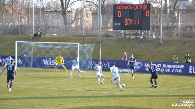 Kotwica Kołobrzeg straciła pozycję lidera drugiej ligi. Piłkarze z Kołobrzegu nie zdołali dziś pokonać Hutnika Kraków.