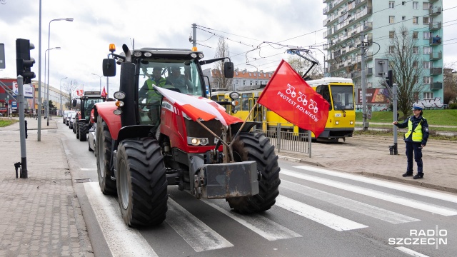 Ponad 100 traktorów na ulicach Szczecina. Rozpoczął się protest rolników i ma trwać miesiąc. Manifestujący domagają się m.in. spotkania z premierem.