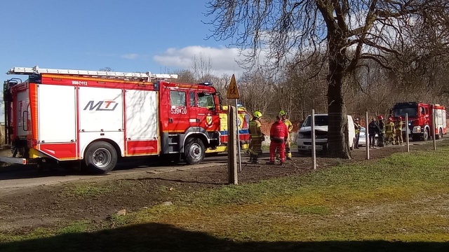 Samochód dostawczy wjechał w drzewo, jedna osoba jest ranna - informują strażacy ochotnicy ze Starej Dąbrowy.