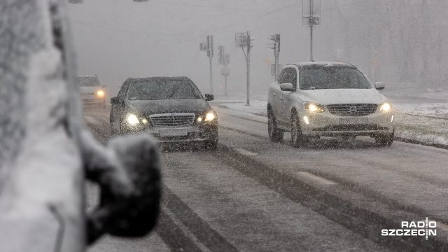 Uwaga kierowcy, zima wróciła do regionu. Spadł śnieg, a na drogach jest ślisko.