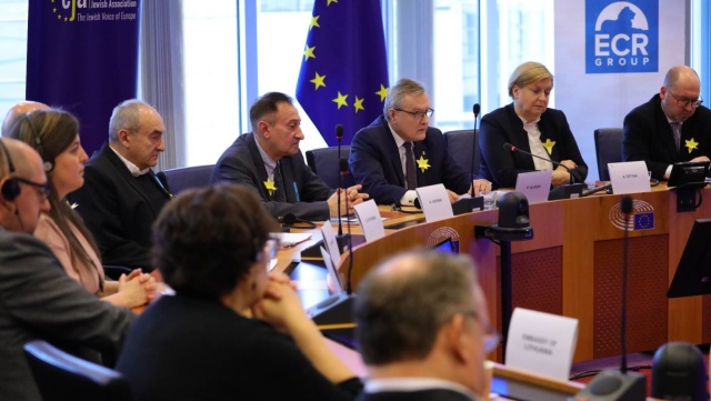 W Polsce nie ma przyzwolenia i miejsca na antysemityzm, Żydzi mogą czuć się bezpiecznie - podkreślił w Parlamencie Europejskim wicepremier, minister kultury.