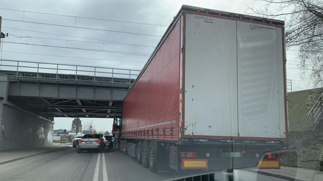Ciężarówka na kilkanaście minut zablokowała przejazd przez ul. Dąbrowskiego w Szczecinie.
