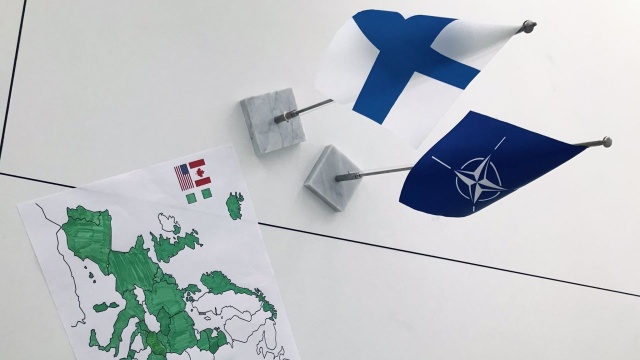 Przygotowania do zawieszenia flagi Finlandii przed kwaterą główną NATO [WIDEO]