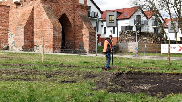 To połączenie zabawy na świeżym powietrzu i nauki. Naukowy plac zabaw powstaje w pobliżu Bramy Wałowej w Stargardzie.