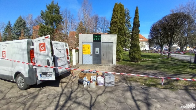Kosztowała 200 tysięcy złotych i ponad dekadę temu była najpopularniejszą toaletą w Kołobrzegu. Teraz została rozebrana i zastąpiona nowszym modelem.