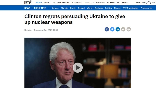 Były prezydent Stanów Zjednoczonych Bill Clinton powiedział, że żałuje, że w latach 90. przekonał Ukrainę do rezygnacji z broni jądrowej. W wywiadzie dla irlandzkiego nadawcy RTE zasugerował, że Rosja nie najechałaby na Ukrainę, gdyby Kijów nadal miał broń nuklearną.