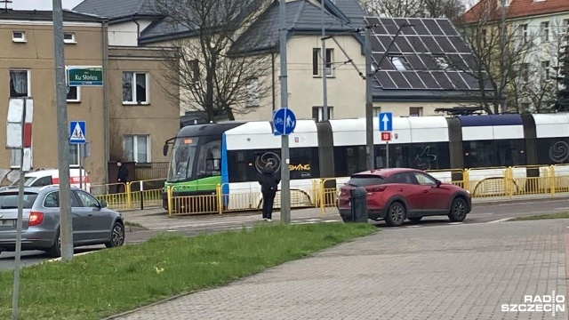 Awaria tramwajowej sieci trakcyjnej na nitce w kierunku pętli Gumieńce. Tym samym czasowo - w obu kierunkach - nie kursują ósemki i dziesiątki.