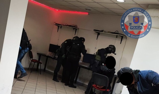 Nielegalny salon gier w Szczecinie zlikwidowany. W lokalu policjanci i funkcjonariusze Zachodniopomorskiego Urzędu Celno-Skarbowego zabezpieczyli komputery, automaty i gotówkę.
