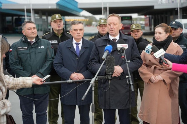 Minister rolnictwa i rozwoju wsi Robert Telus powiedział, że służby celne zapewniły go, że od czasu wprowadzenia czasowego zakazu importu i tranzytu ukraińskich towarów, zboże ukraińskie nie wjeżdża do Polski.