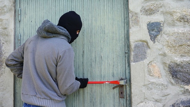 Sprawca włamań zatrzymany - 24-latek włamał się do domu rodzinnego, a do drugiego próbował. Trafił jednak w ręce policji. Do zdarzenia doszło w Koszalinie.