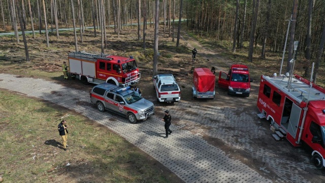 Jak drony mogą pomóc w gaszeniu pożaru lasu Sprawdzali to strażacy w Drawsku Pomorskim. Ćwiczenia Leśnik 2023 odbyły się na terenie drawskiego poligonu.