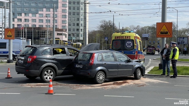 Wypadek w centrum Szczecina. Chodzi o plac Rodła, gdzie zderzyły się dwa samochody osobowe.