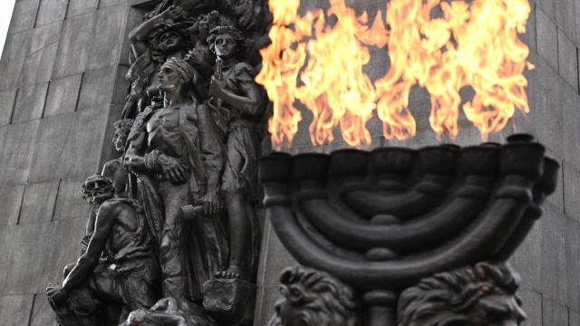Dyrektor Instytutu Strat Wojennych odniósł się do wypowiedzi Barbary Engeling, że Żydzi zawiedli się na Polakach w czasie Holokaustu. Konrad Wnęk przyznał, że przypadki wydawania Żydów Niemcom się zdarzały, ale wiele rodzin ukrywało Żydów.