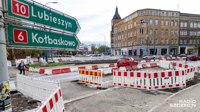 W poniedziałek ruszyły tam kolejne prace drogowe będą utrudnienia. Frezowana będzie nawierzchnia wokół placu. Drogowcy na czas robót będą zamykać kolejne pasy jezdni.