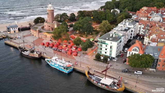 Zapowiadany napis przestrzenny Kołobrzeg nie stanie w najbliższym czasie przy miejscowej latarni morskiej. Konkurs na zaprojektowanie instalacji nie został rozstrzygnięty.