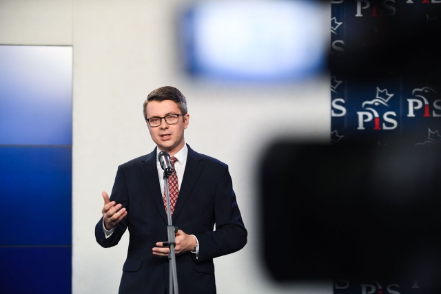 Rzecznik rządu Piotr Mueller powiedział, że państwo musi posiadać większość udziałów w spółkach odpowiadających za bezpieczeństwo państwa, działających w sektorach strategicznych.
